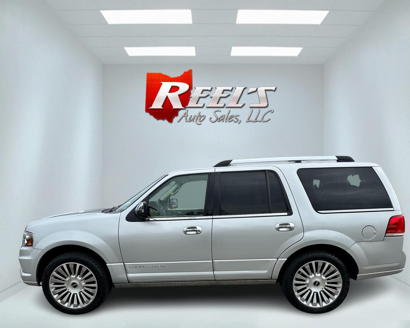 2017 Silver /Gray Lincoln Navigator Reserve 4WD (5LMJJ2LT4HE) with an 3.5L V6 DOHC 24V TWIN TURBO engine, 6 speed Automatic transmission, located at 11115 Chardon Rd. , Chardon, OH, 44024, (440) 214-9705, 41.580246, -81.241943 - Photo#10